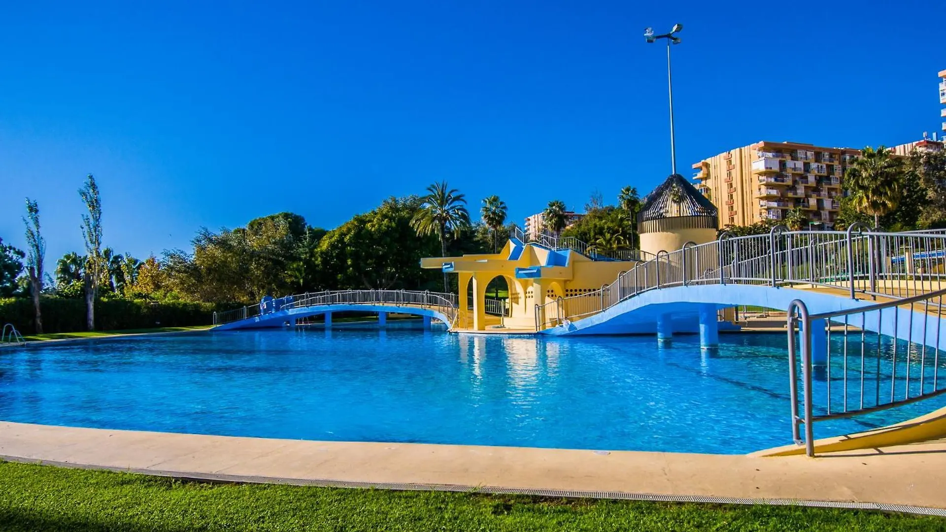 135 Jupiter Apartamentos Estudio - Piscina - Playa A 600 Metros ベナルマデナ アパート